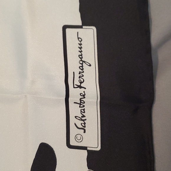 New salvatore Ferragamo silk scarf animal print - Picture 2 of 7